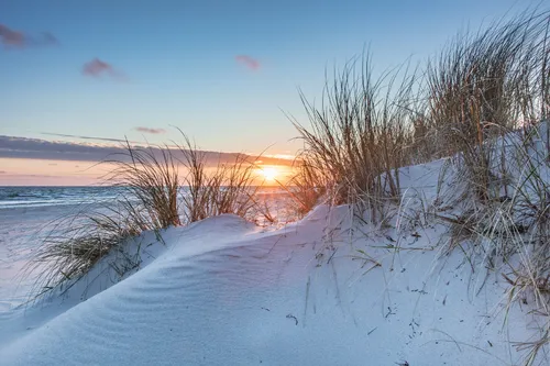 winterlicher Sonnenaufgang am Meer