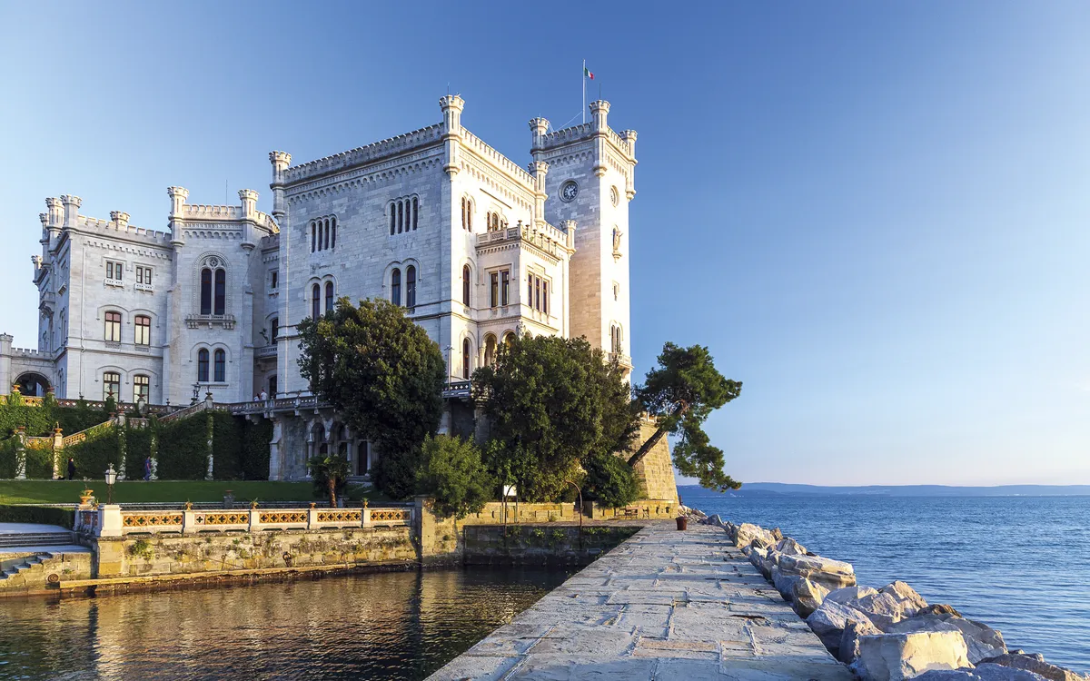 Schloss Miramare bei Triest vom Landungssteg aus