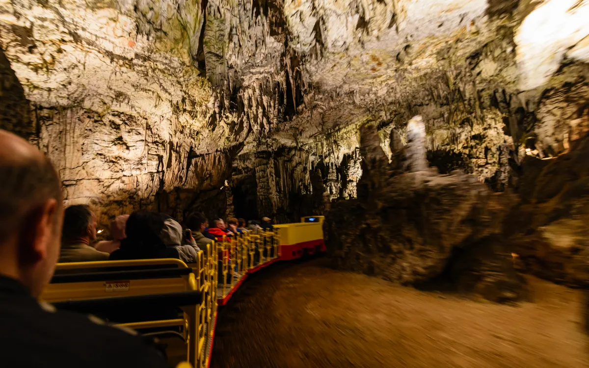 Höhle Predjama in Slowenien