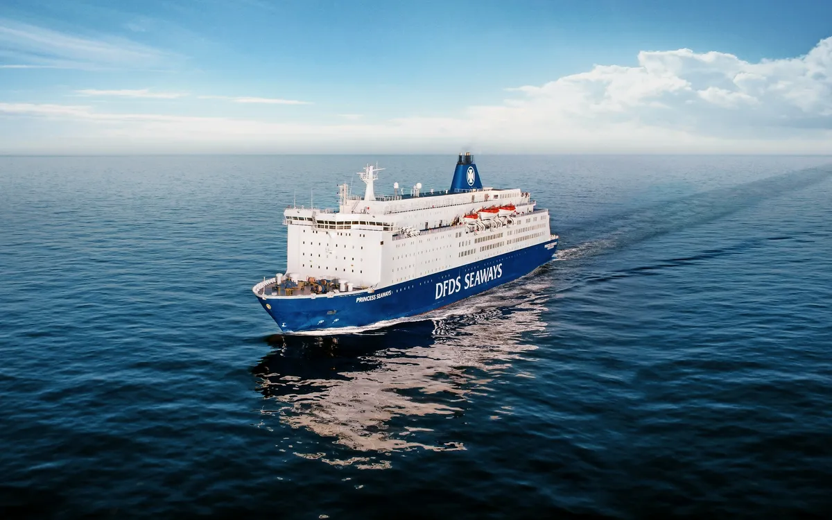 Fährschiff auf offener See unter blauem Himmel.