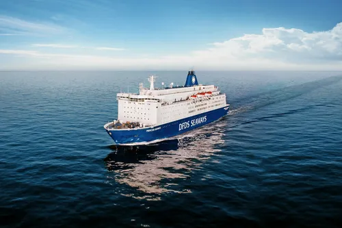 Fährschiff auf offener See unter blauem Himmel.