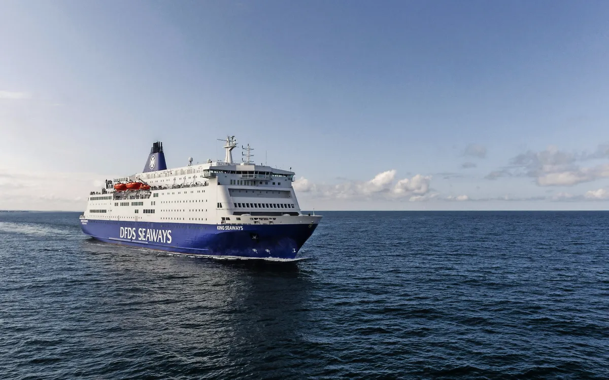 Fähre DFDS King Seaways auf offener See bei klarem Himmel und ruhiger Wasseroberfläche.