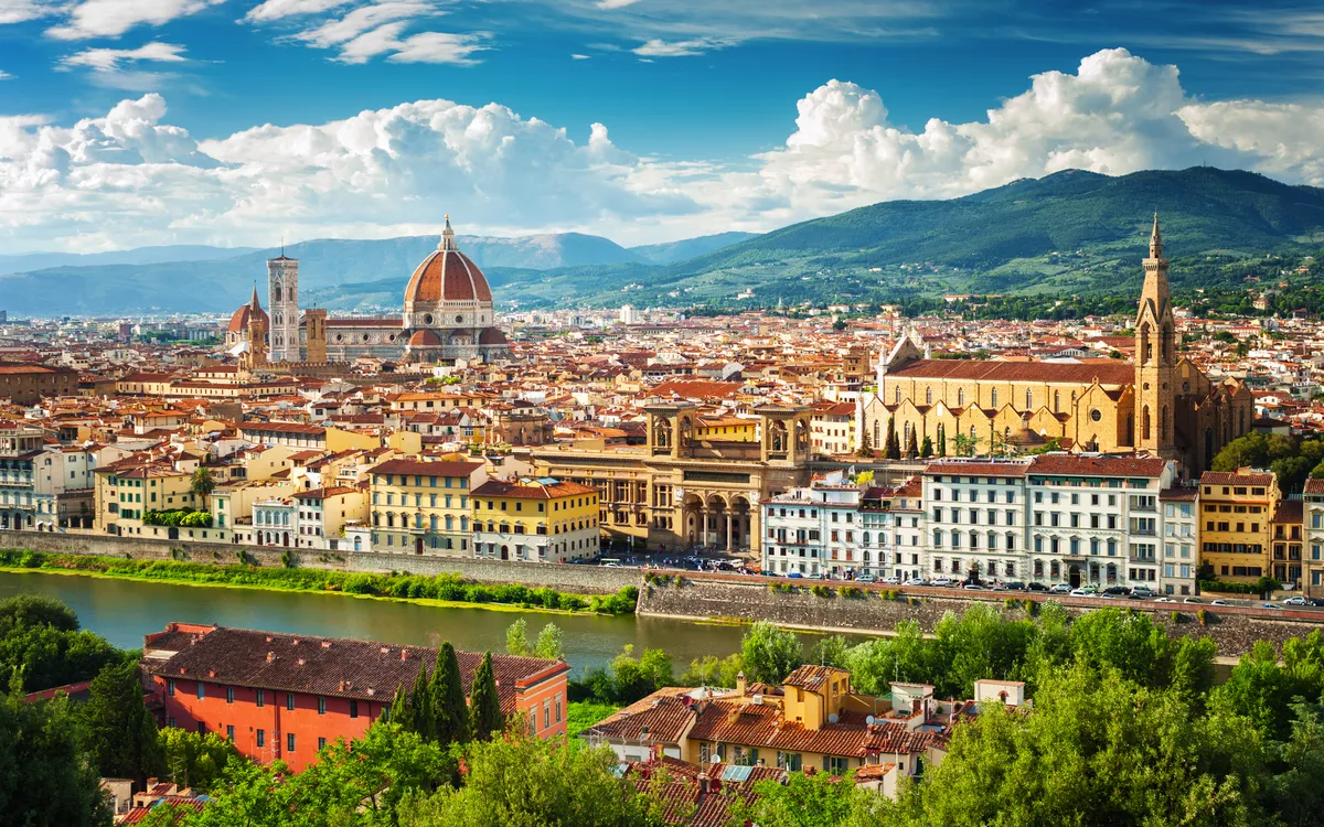 Ansicht von Florenz mit dem Dom und der umliegenden Landschaft.