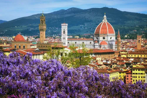 Blick auf Florenz mit Blumen im Vordergrund und der Kathedrale im Hintergrund.