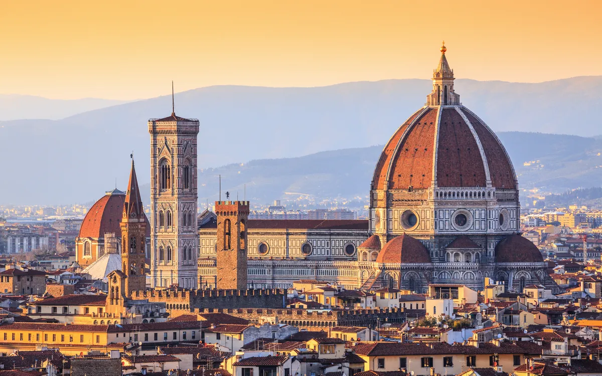 Panorama von Florenz mit der Kathedrale Santa Maria del Fiore bei Sonnenuntergang.