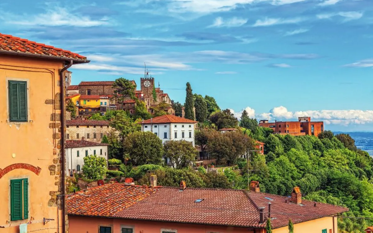 Bild von malerischem italienischem Dorf mit alten Gebäuden und Bäumen.