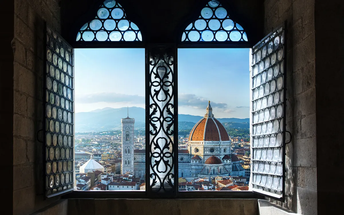Blick aus einem Fenster auf die Kathedrale von Florenz mit ihrer markanten Kuppel.