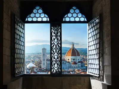 Blick aus einem Fenster auf die Kathedrale von Florenz mit ihrer markanten Kuppel.