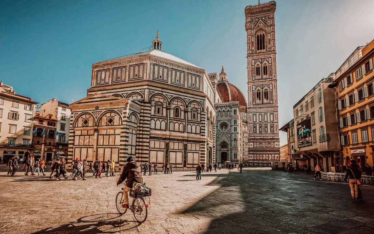 Radfahrer vor dem Florenzer Domplatz bei Sonnenschein