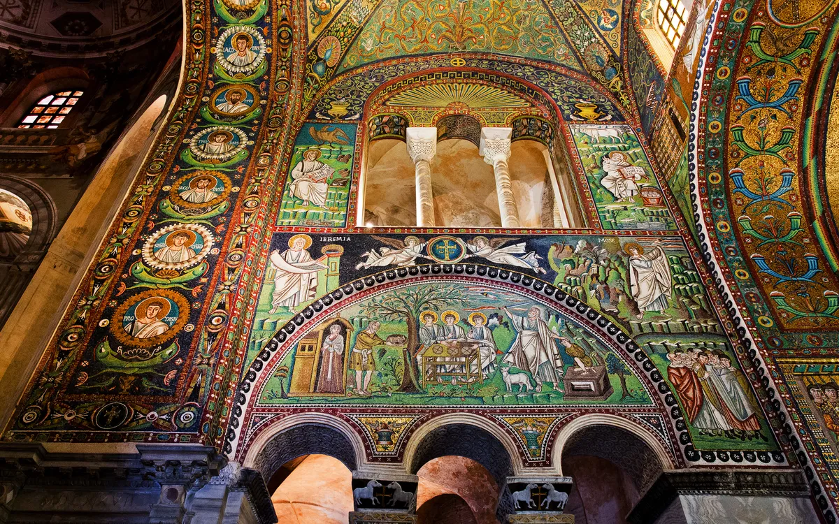 Innenansicht einer Kirche mit verzierten Mosaikwänden und kunstvollen Mustern.