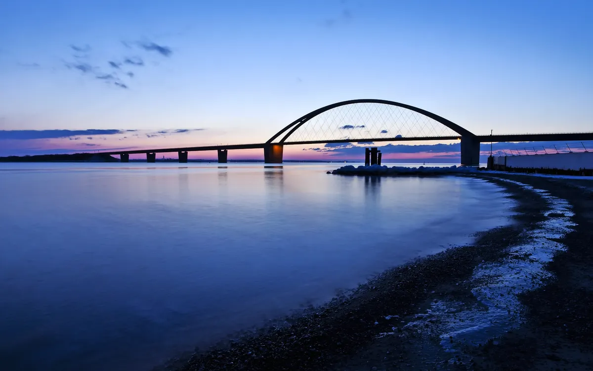 Fehmarnsundbrücke am Winterabend