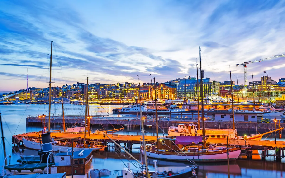 Oslo-Hafen bei Dämmerung mit beleuchteten Booten und Yachten, Skandinavien.