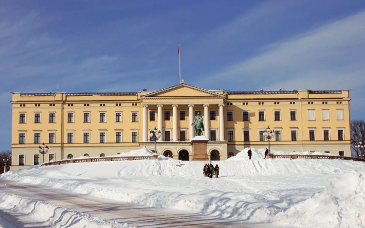 Königliches Schloss in Oslo, Norwegen, im Winter mit Schnee bedeckt.