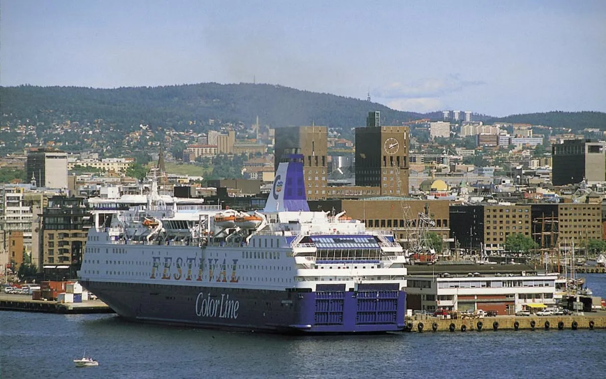 Fähre vor Stadtansicht von Oslo im Hafen, blauer Himmel, Sommerstimmung.