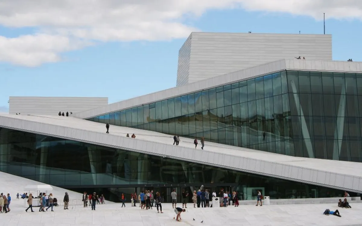 Die moderne Oper in Oslo mit Glasfassade und begehbarem Dach.