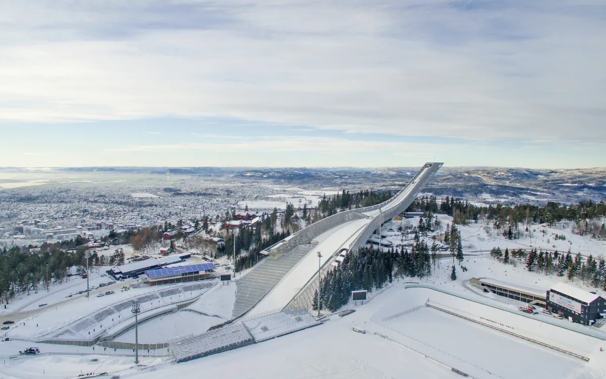 Holmenkollen-Skisprungschanze im verschneiten Winter, Oslo, Norwegen.