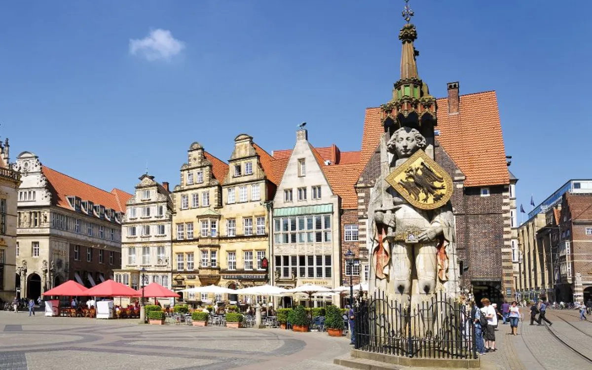Rolandstatue in Bremen vor historischen Gebäuden auf dem Marktplatz.