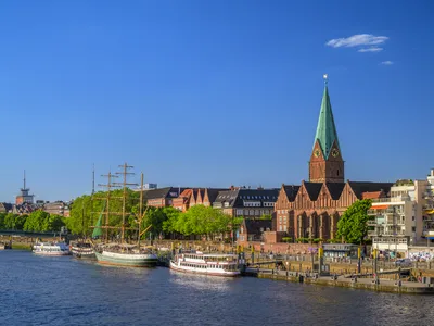 Altstadt von Bremen mit Weserufer und historischer Kirche bei klarem Himmel