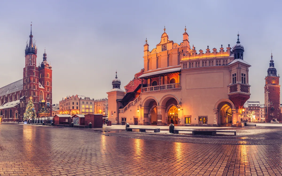 das ehemaliges Rathaus, die Marienkirche und die Tuchhalle in Krakau, Polen