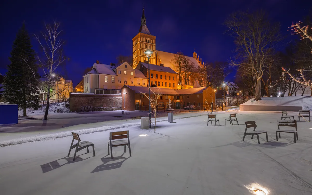 Stadtbeleuchtung der Plätze und der historischen Kathedrale in der Stadt Olsztyn