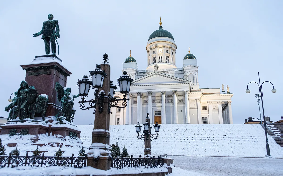 Kathedrale von Helsinki in der Dämmerung im Winter