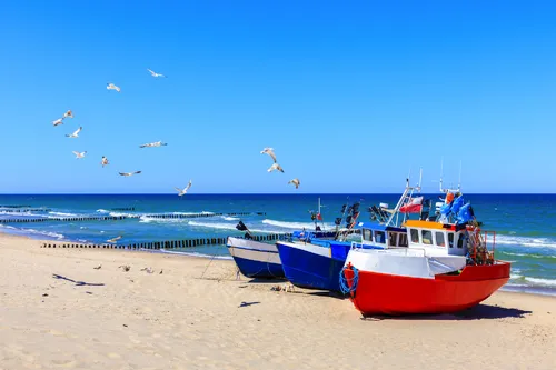 Fischerboote am Sandstrand von Chlopy