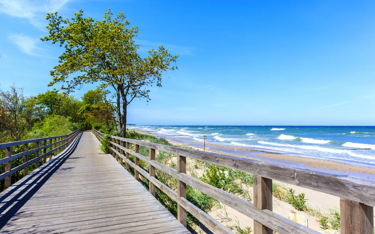 Holzsteg entlang des weißen Sandstrandes von Kolberg
