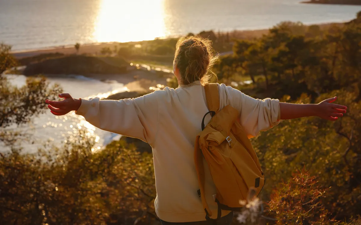 Frau beim Wandern an der Küste
