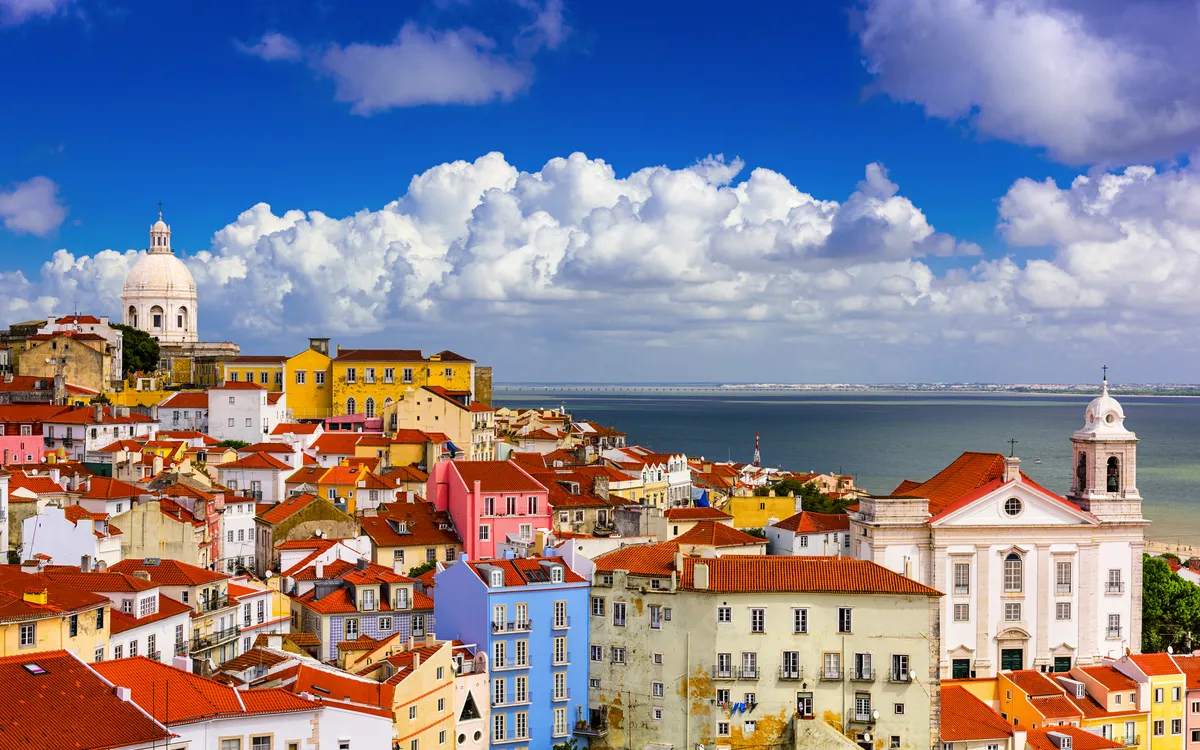 Blick auf die bunten Häuser des Stadtteils Alfama in Lissabon, Portugal.