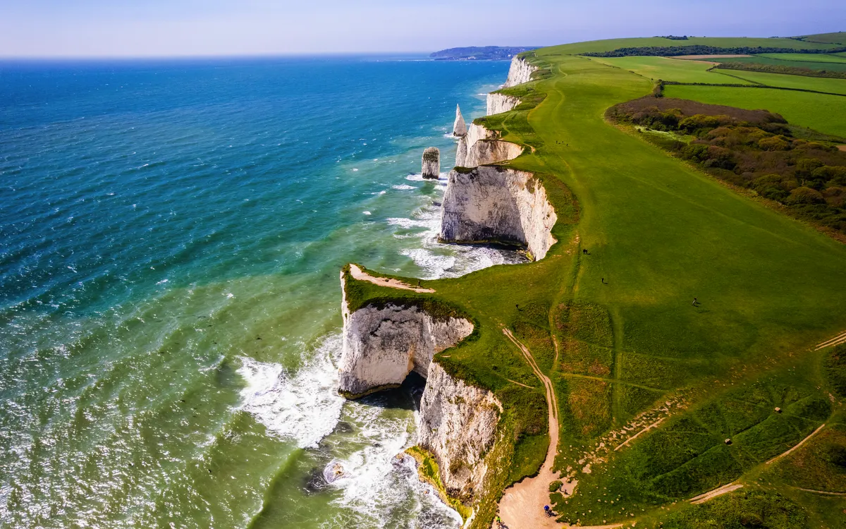 Luftaufnahme der Old Harry Rocks an der Küste von Dorset, England.