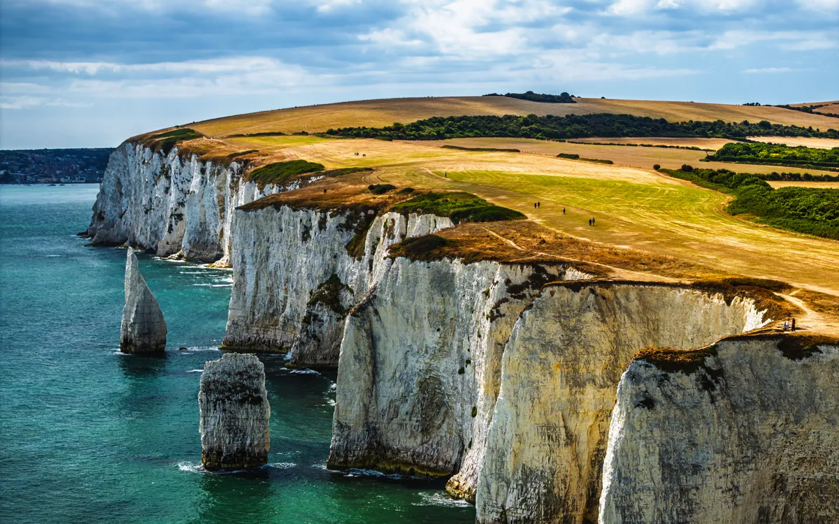 Blick aus der Vogelperspektive auf die weißen Old Harry Rocks Klippen in Dorset, England.