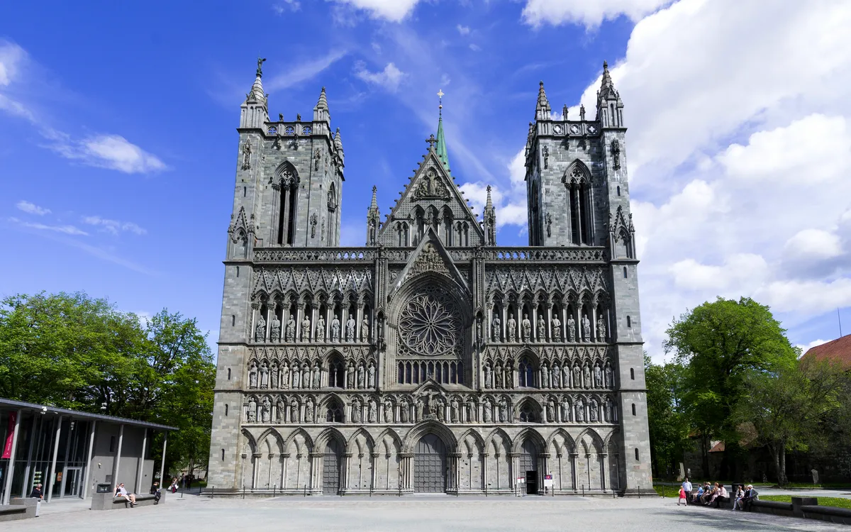 Nidarosdom in Trondheim, Norwegen, mit gotischer Architektur und blauem Himmel.