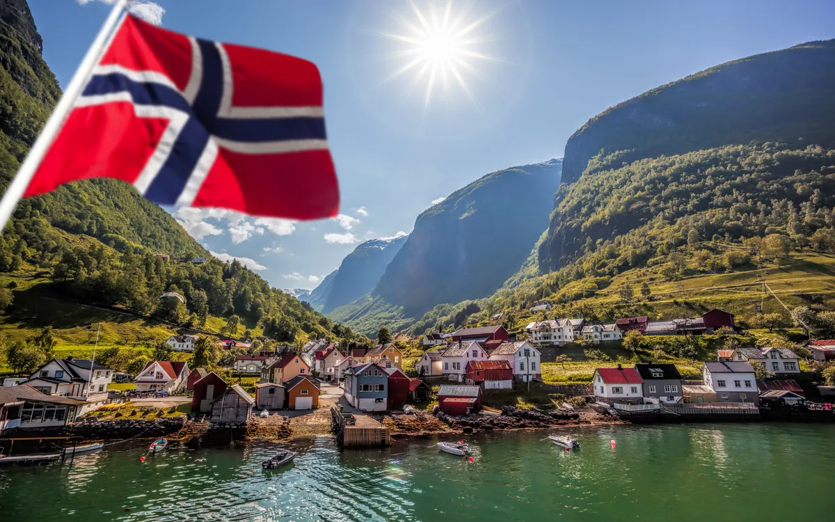 Fischerdorf Undredal vor Bergen am Aurlandsfjord in Norwegen bei Sonnenschein.