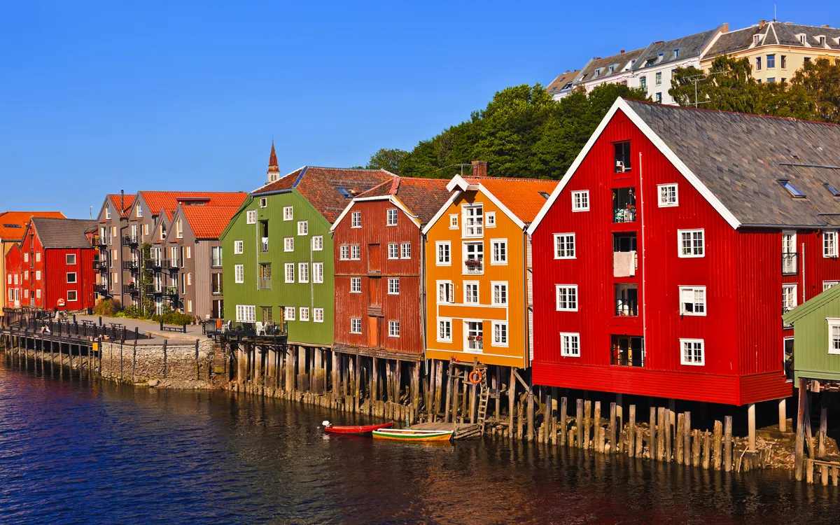 Bunte Holzhäuser am Trondheimer Fjord in Norwegen.
