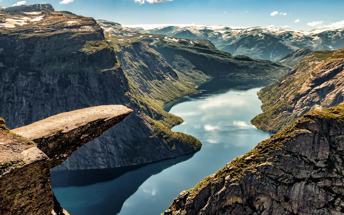 Trolltunga-Felsvorsprung über Ringedalsvatnet in Norwegen, umgeben von Bergen.