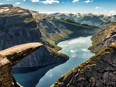 Trolltunga-Felsvorsprung über Ringedalsvatnet in Norwegen, umgeben von Bergen.