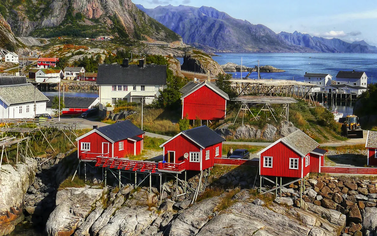 Rote Fischerhütten vor Bergen auf den Lofoten in Norwegen