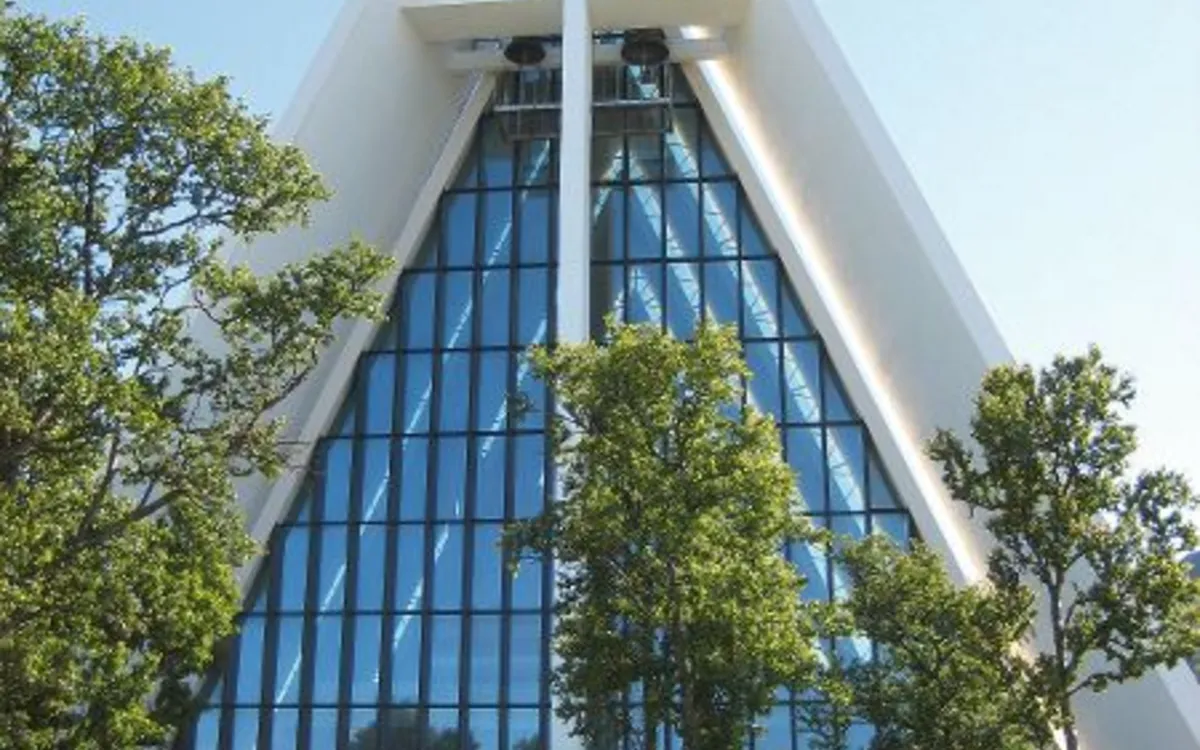 Eismeerkathedrale in Tromsø, Norwegen, mit markantem dreieckigen Design.