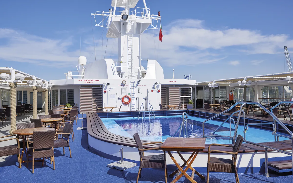 Poolbereich auf dem Kreuzfahrtschiff MS Hamburg bei sonnigem Wetter.