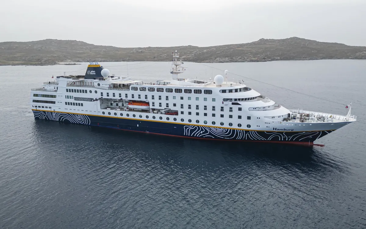 Kreuzfahrtschiff MS Hamburg auf offenem Meer vor Küste