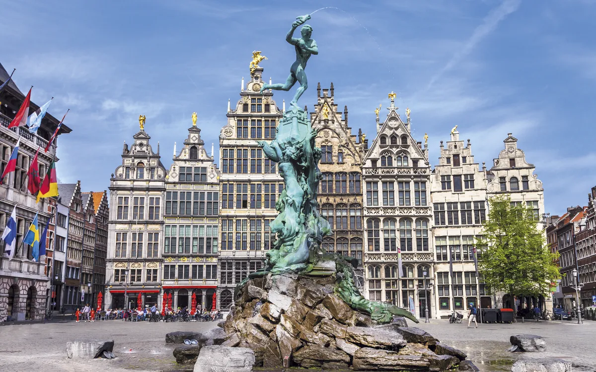 Mittelalterlicher Marktplatz in Antwerpen mit historischer Architektur und Brunnen