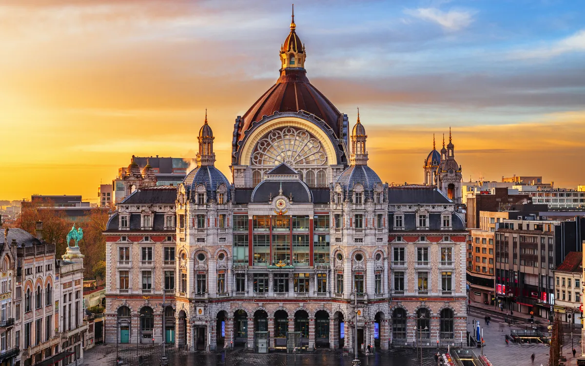 Hauptbahnhof von Antwerpen bei Sonnenuntergang, Belgien