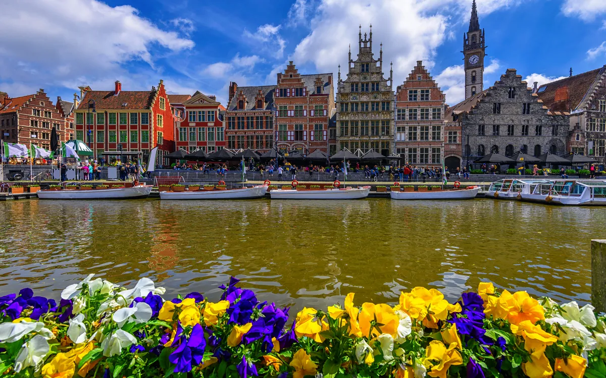 Blick auf historische Fassaden an der Graslei in Gent, Belgien am Fluss Leie.