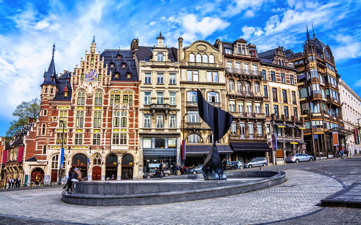 Fassaden historischer Gebäude in Einkaufsstraße in Brüssels Altstadt