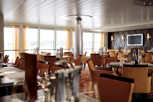Modernes Restaurant mit gedeckten Tischen im A-ROSA AQUA Schiff.