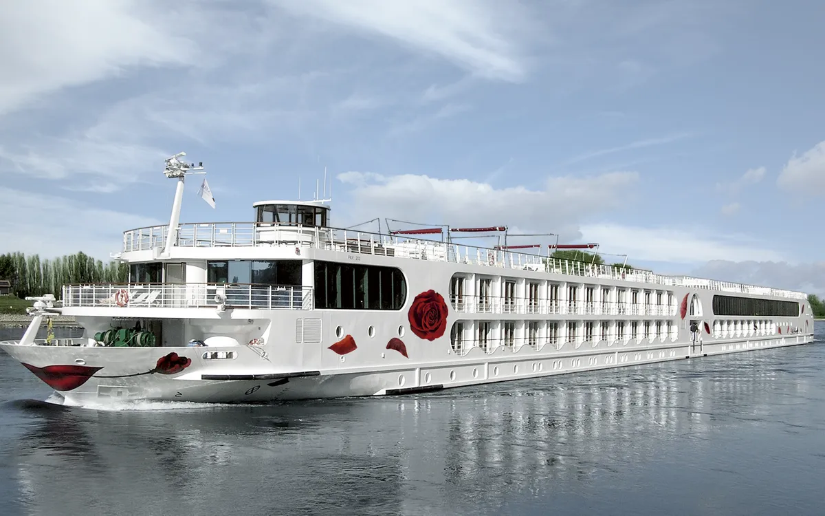 Flussschiff A-ROSA AQUA auf dem Wasser mit Rosenmotiv an der Seite