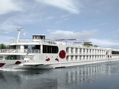 Flussschiff A-ROSA AQUA auf dem Wasser mit Rosenmotiv an der Seite
