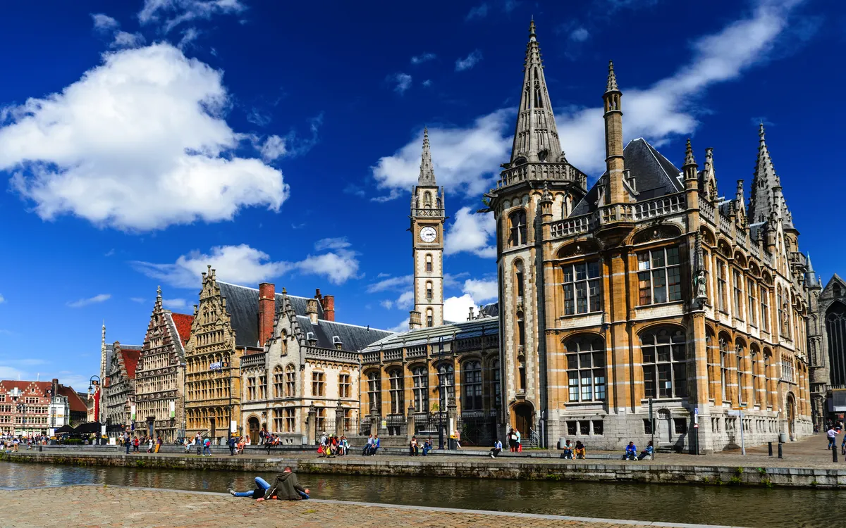 Historische Fassaden am Graslei-Kanal in Gent, Belgien.