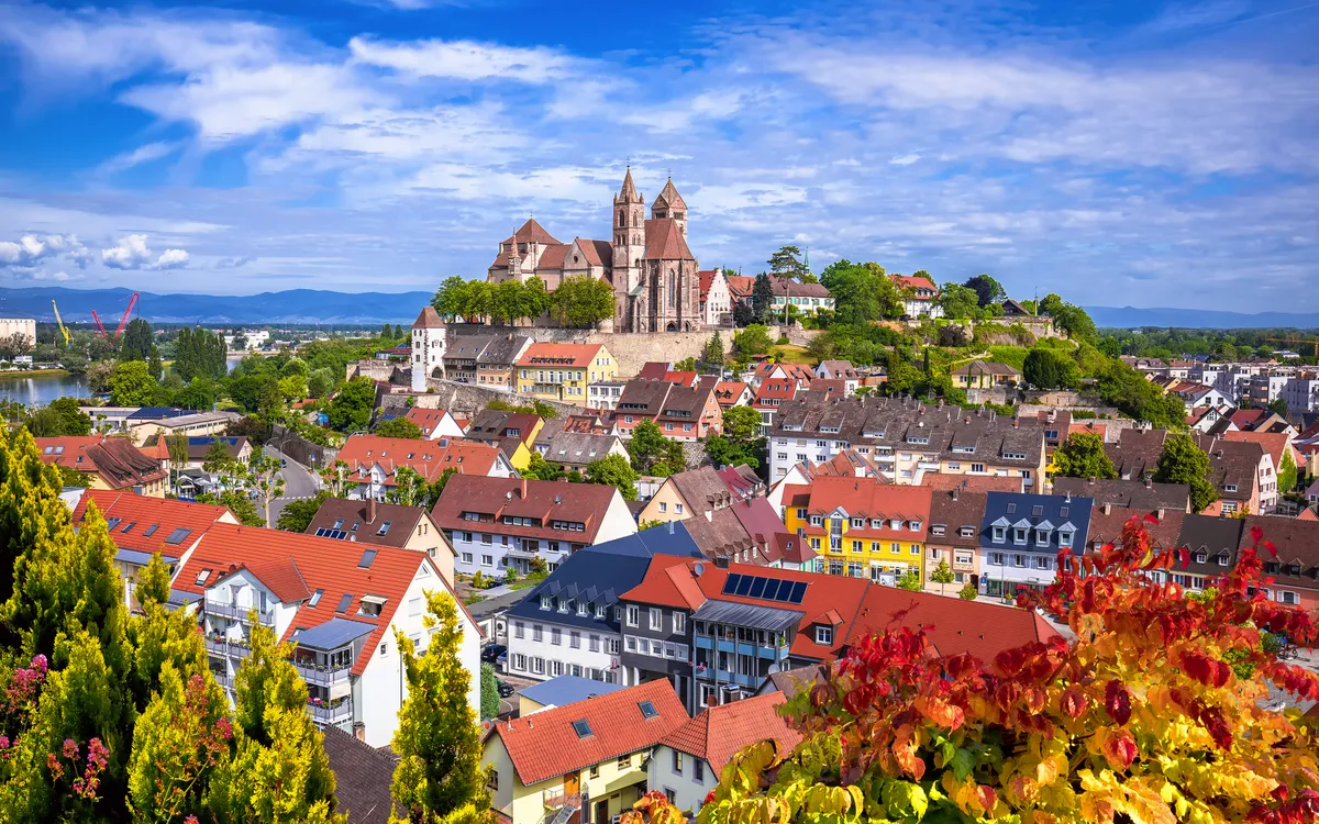Luftaufnahme der Altstadt von Breisach am Rhein mit St. Stephansmünster.