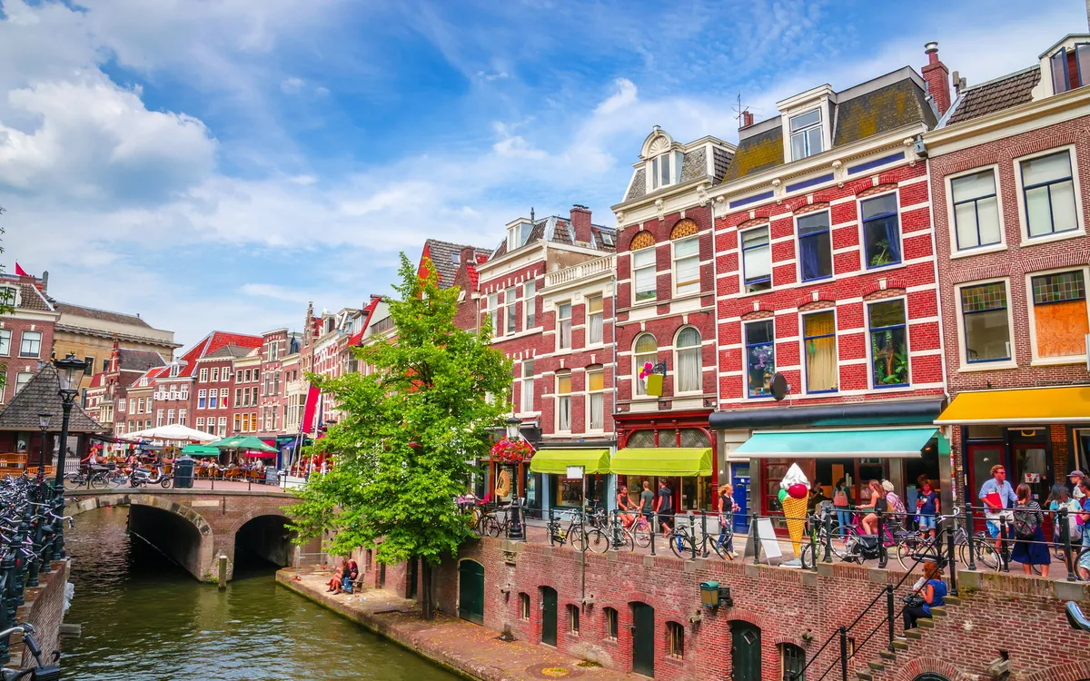 Kanal in Utrecht mit Fahrrädern und Gebäuden entlang der Oudegracht.